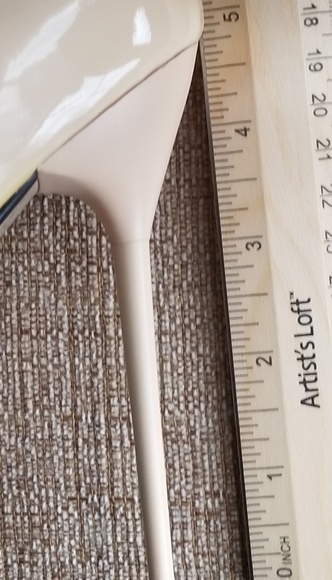 Cream open-toe patent leather stilettos - Picture 7 of 8